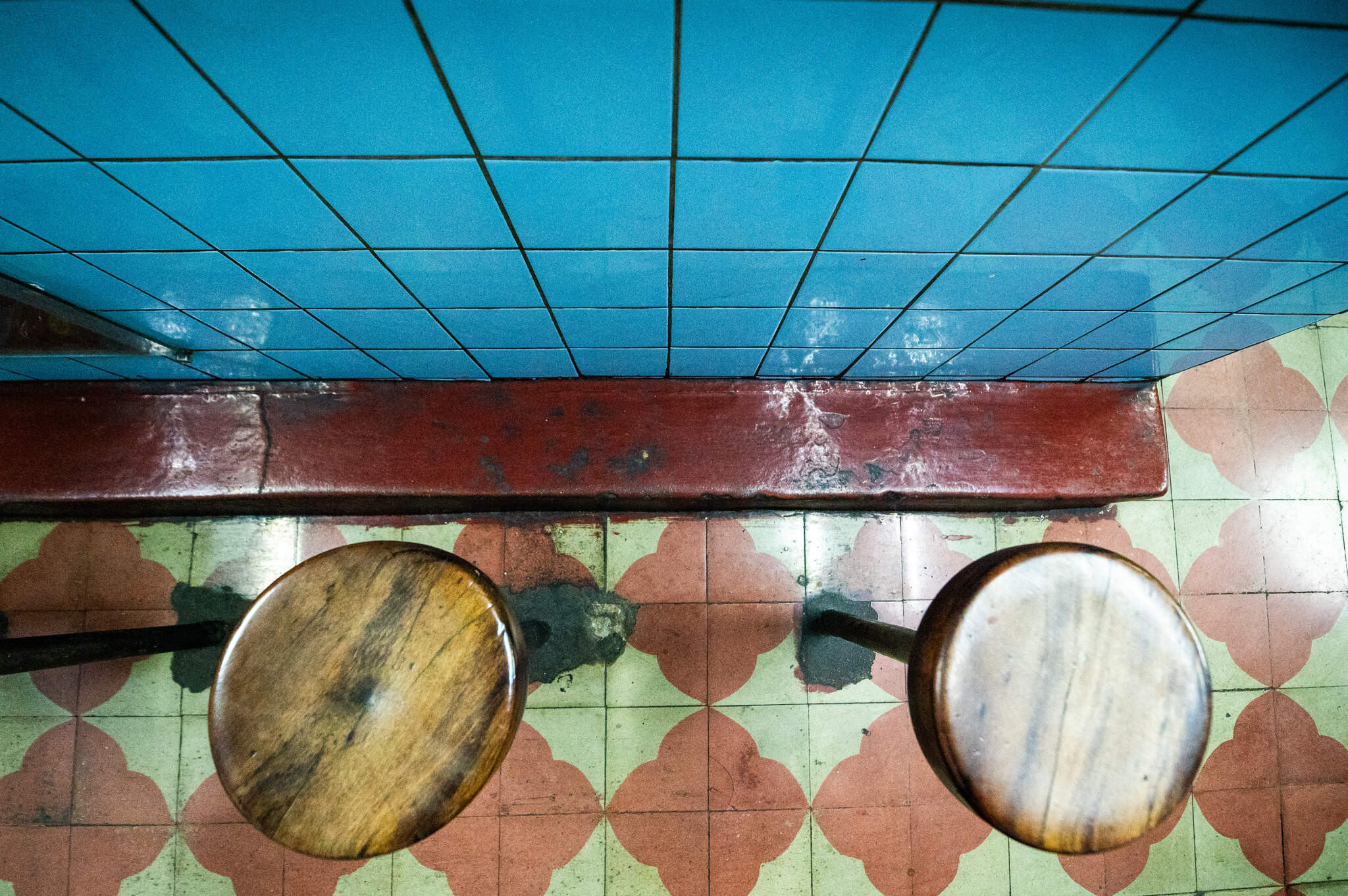 Detalhe dos azulejos e objetos do bar